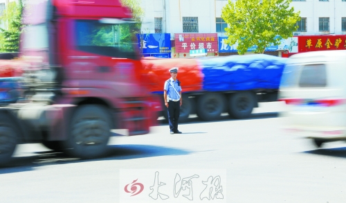 連霍高速受橋梁爆破影響禁止通車，310國道車流量迅速增加，當(dāng)?shù)亟痪块T安排大量警力保障道路暢通。