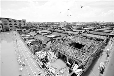 19日，廣東汕頭潮陽(yáng)區(qū)和平鎮(zhèn)出現(xiàn)水浸現(xiàn)象。連日來(lái)，廣東省汕頭市潮陽(yáng)區(qū)、潮南區(qū)普降暴雨。新華社發(fā)