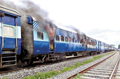 19日，撞人的火車被民眾點燃。