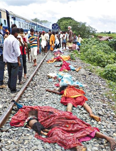 19日，事故現(xiàn)場遇難者的遺體。