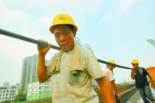 農(nóng)民工工作辛苦，權(quán)益理應(yīng)有保障。