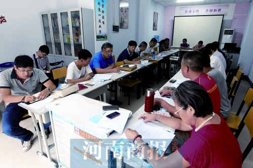 消費者代表和旁聽人員走進社區(qū)，聽取市民關于鄭州地鐵的意見和建議