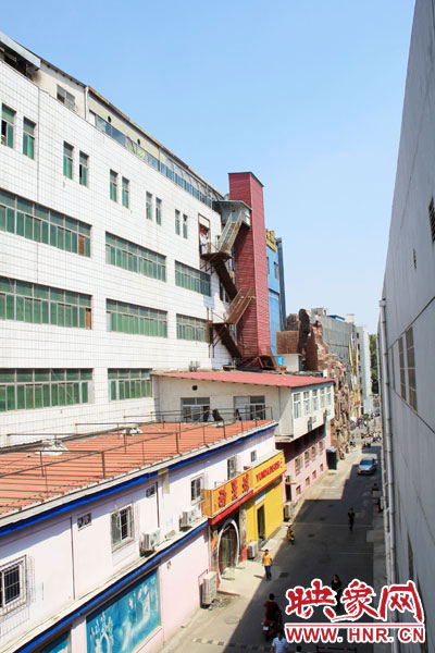 該家具賣場(chǎng)共6層樓，第7層建筑與其他樓層風(fēng)格迥然不同，有明顯后期加蓋痕跡