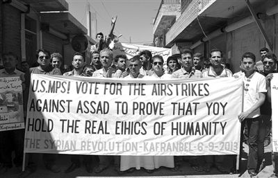6日，敘利亞西北部的民眾打出橫幅，要求美國對(duì)敘動(dòng)武。