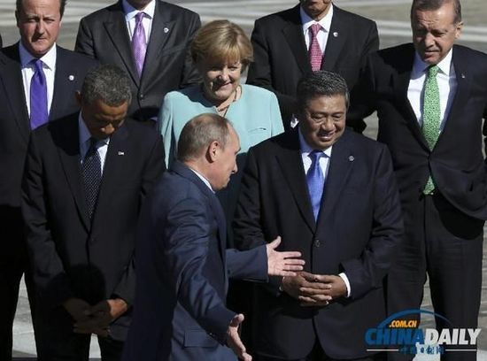 奧巴馬低頭不看普京，普京也閉眼做鬼臉并攤手表無奈。