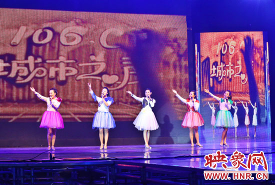 《城市之窗》沙畫與說(shuō)唱表演