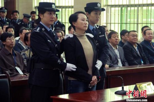 9月24日上午8時(shí)30分，陜西“房姐”龔愛愛涉嫌偽造、買賣國家機(jī)關(guān)證件一案，在陜西靖邊縣人民法院公開