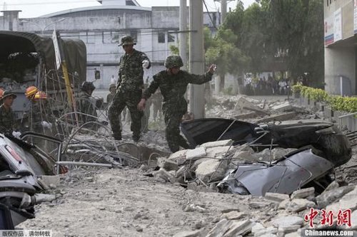 10月15日，菲律賓中部地區(qū)發(fā)生7.2級地震，災情持續(xù)擴大，菲官方稱地震已造成宿務、保和等省份數(shù)十人遇難，數(shù)百人受傷，大批建筑物受損。圖為菲律賓軍方在搜救被困者。