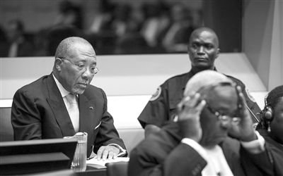 9月26日，荷蘭海牙，利比里亞前總統(tǒng)查爾斯·泰勒在法庭接受審判。