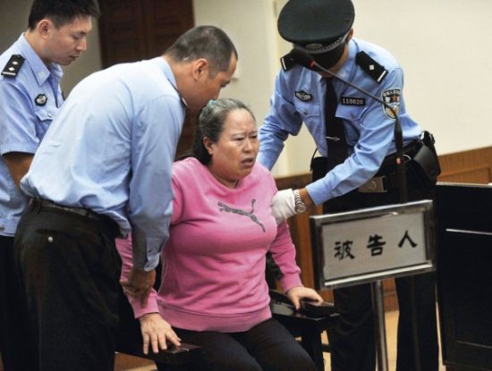 9月24日，在公訴人宣讀起訴書時，丁書苗因身體不停顫抖一度站立不穩(wěn)，被法警扶住