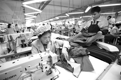 12月19日，朝鮮工人在開城工業(yè)園區(qū)工作。當(dāng)日，由二十國集團(tuán)（G20）的經(jīng)濟(jì)官員、國際金融組織相關(guān)負(fù)責(zé)人以及各國記者等組成的國際代表團(tuán)訪問工業(yè)園區(qū)。今年4月朝鮮單方面關(guān)閉開城工業(yè)園，9月才宣布重開。新華社發(fā)