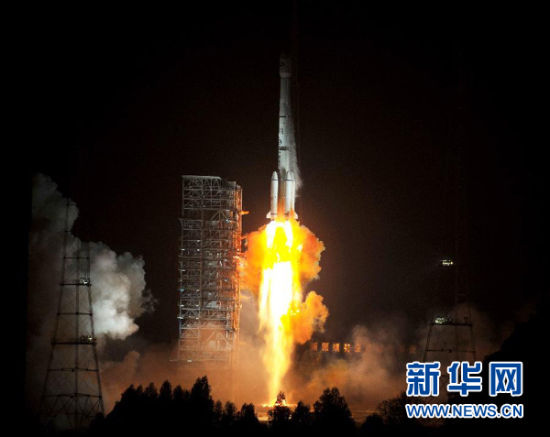 12月21日,載有玻利維亞通信衛(wèi)星的長征三號乙運載火箭點火發(fā)射。當日零時42分,我國在西昌衛(wèi)星發(fā)射中心用長征三號乙運載火箭,成功將玻利維亞通信衛(wèi)星發(fā)射升空,衛(wèi)星順利進入預(yù)定軌道。玻利維亞通信衛(wèi)星是該國擁有的第一顆衛(wèi)星。新華社記者 燕雁 攝
