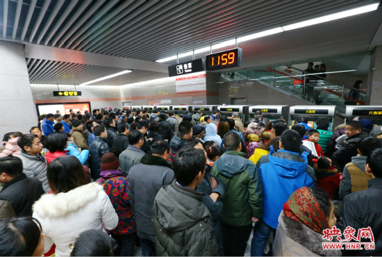 11點59分，紫金山地鐵站售票機前擠滿了買票的市民，場面如同春運