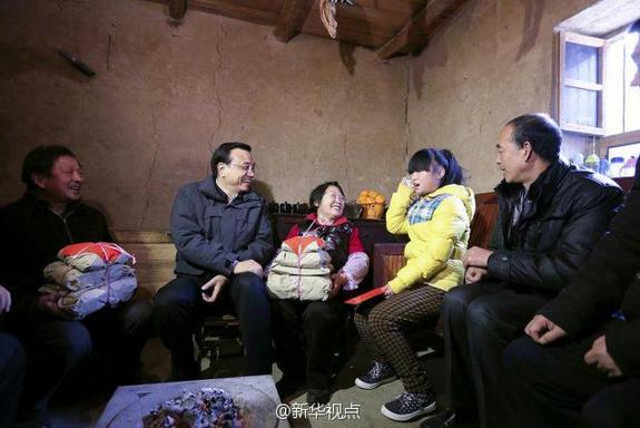 27日，李克強(qiáng)到安康旬陽金坡村看望留守兒童。