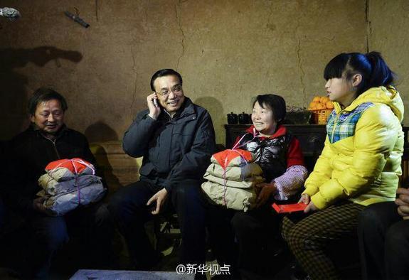 27日，李克強(qiáng)到安康旬陽金坡村看望留守兒童。