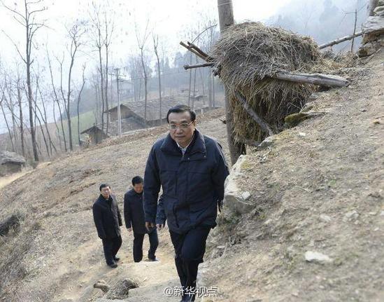 27日，李克強(qiáng)到安康旬陽金坡村看望留守兒童。