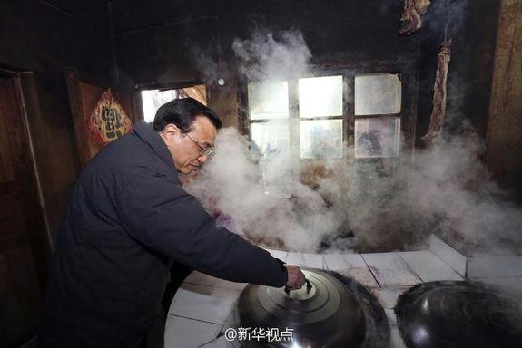 27日，李克強(qiáng)到安康旬陽金坡村看望留守兒童。