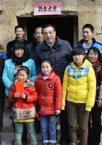 27日，李克強(qiáng)到安康旬陽金坡村看望留守兒童。