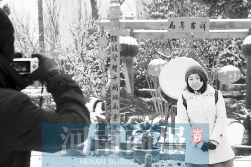 紫荊山公園里布置喜慶，引來不少游客合影留念。記者 楊東華/攝