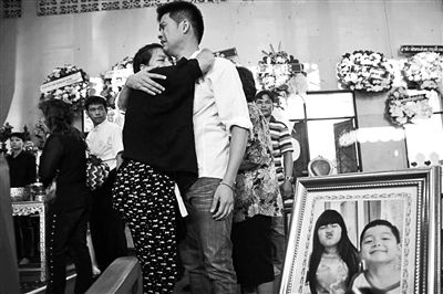 2月24日，泰國(guó)曼谷，民眾為在手榴彈襲擊中遇難的兩名兒童舉行葬禮，兩名兒童為姐弟二人，姐姐6歲，弟弟4歲