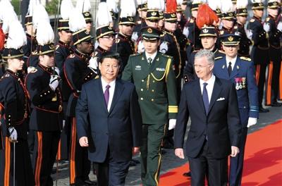 30日，習(xí)近平在會(huì)見比利時(shí)國王菲利普前，出席菲利普國王在王宮廣場舉行的隆重歡迎儀式。新華社發(fā)