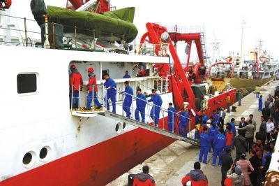  4月8日，“科學(xué)號(hào)”科學(xué)考察船從青島市中苑碼頭啟航，赴沖繩海槽區(qū)域進(jìn)行科學(xué)考察。圖/CFP