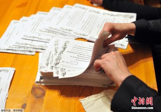 　　當(dāng)?shù)貢r間2014年5月11日，烏克蘭東部地區(qū)選舉工作人員開始公投計票工作。