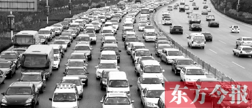 21日，鄭州市中州大道，大量擁堵的汽車(chē)將寬寬的道路變成“停車(chē)場(chǎng)”