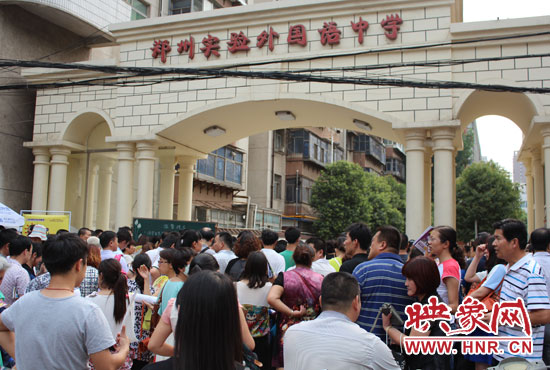 考試快結(jié)束時，陪考的家長涌入學(xué)校接孩子。