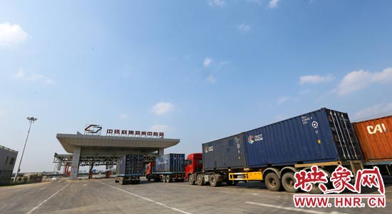 一頭連著生產(chǎn)，一頭牽著消費，現(xiàn)代物流業(yè)成為經(jīng)濟運行的血脈。