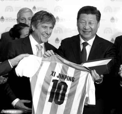 　獲贈(zèng)10號(hào)球衣。