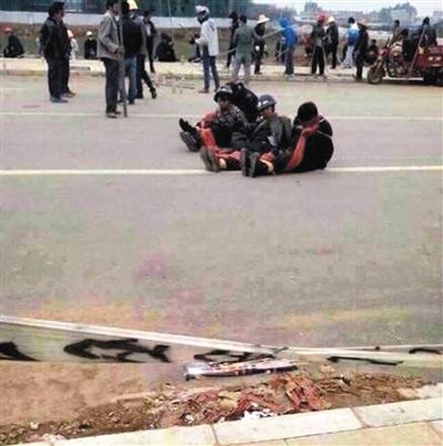 14日，沖突現(xiàn)場，幾名頭戴鋼盔的人被捆綁著。圖/東方IC