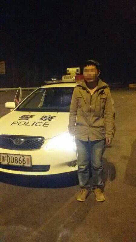 男子被父親拋棄后，在高速交警的幫助下才得以回家。