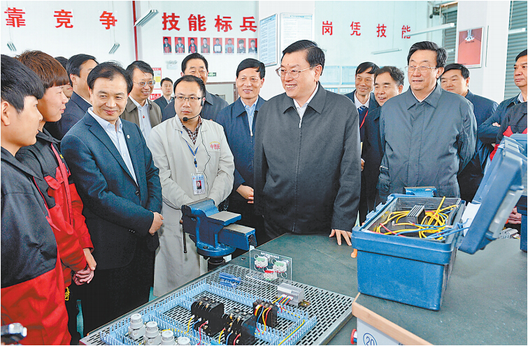 4月14日上午，中共中央政治局常委、全國人大常委會委員長張德江在許昌技術(shù)經(jīng)濟(jì)學(xué)校與血神們親切交談。