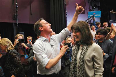 4日，英國(guó)巴斯，卡梅倫和妻子薩曼莎到一所女子學(xué)校助選。英國(guó)大選前夕，主要政黨的領(lǐng)袖們紛紛派妻子去拉選票。