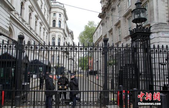 5月7日，英國舉行大選，英國首相府所在地唐寧街10號加強(qiáng)安保。民調(diào)顯示，英國兩大政黨保守黨和工黨的支持率不相上下，此次大選被稱為英國近40年來最難預(yù)測結(jié)果的一次大選。<a target='_blank' ><p  align=