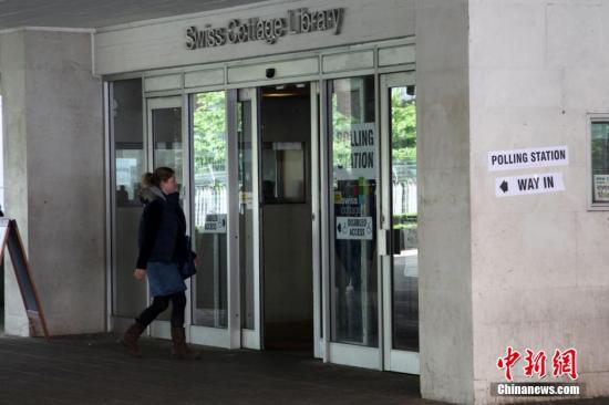 月7日，英國舉行大選，650個(gè)選區(qū)的選民前往投票站，選出代表各自選區(qū)的國會議員，贏得全國超過半數(shù)選區(qū)議席(即超過325個(gè)席位)的政黨，則獲得執(zhí)政權(quán)。圖為一名選民進(jìn)入投票站投票。<a target='_blank' ><p  align=