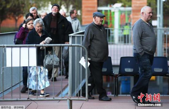 2015年英國大選投票已經(jīng)于當(dāng)?shù)貢r(shí)間5月7日早7點(diǎn)(北京時(shí)間7日下午14時(shí))開始。選民將在首相卡梅倫領(lǐng)導(dǎo)的保守黨、米利班德領(lǐng)導(dǎo)的工黨及其他一些小黨中做出抉擇，投票結(jié)果將于8日出爐。