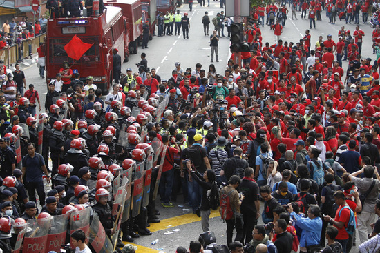 警方與示威者對(duì)峙 警方與示威者對(duì)峙