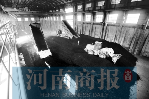 大量煤炭運往南區(qū)供熱站，為今冬供暖做準備 河南商報記者 鄧萬里/攝