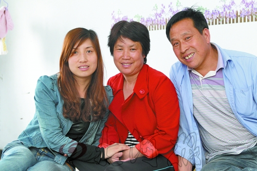 牛松玲（圖中）、郭新成夫妻和女兒