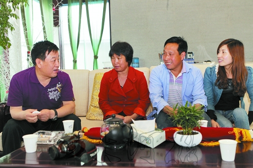 網(wǎng)友“奇石頑童”與牛松玲、郭新成夫婦