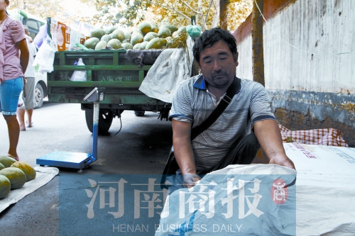 錢包就裝在這個(gè)編織袋里，枕在老陳頭下，沒想到還是被偷走了 實(shí)習(xí)生 唐韜/攝