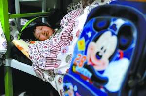 一名兒童昨晚在蘭考縣臨時(shí)救助站的房間入睡。新華社發(fā)