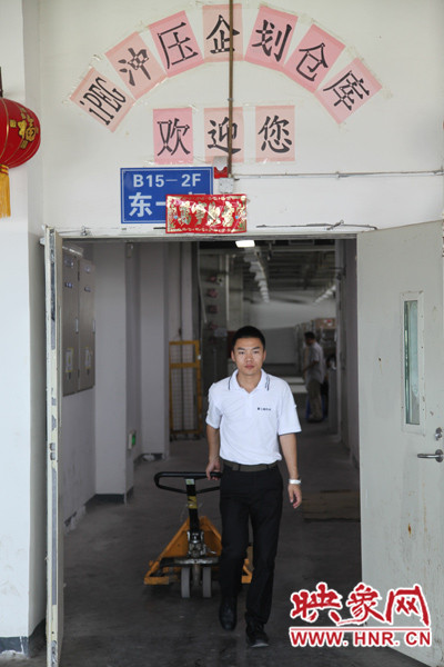 深入生產(chǎn)一線，真實體驗工友的生產(chǎn)環(huán)境