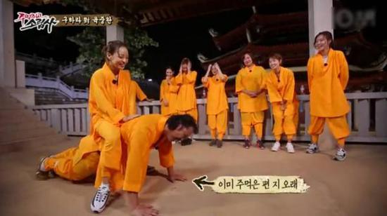 陸重烷接受懲罰做俯臥撐，女星具荷拉坐其背上。