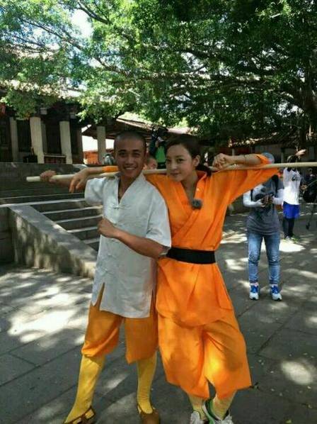 這些參加節(jié)目的女星當(dāng)中既有歌手，又有演員，都是時(shí)尚年輕且受歡迎的女星。