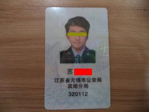 男子制作假經(jīng)查證在酒吧執(zhí)法。