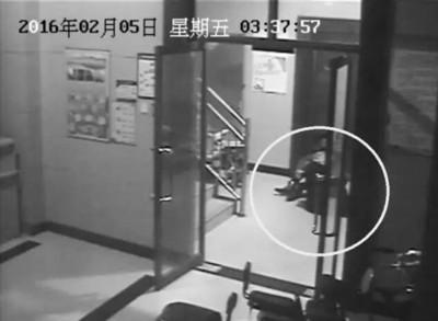 小區(qū)監(jiān)控視頻截圖，兩人一坐一跪竟聊了十多分鐘。