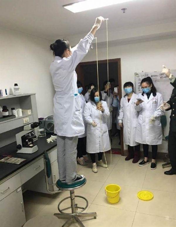 愛(ài)吃生肉惹的禍！男子體內(nèi)取出5米長(zhǎng)寄生蟲(chóng)(圖)